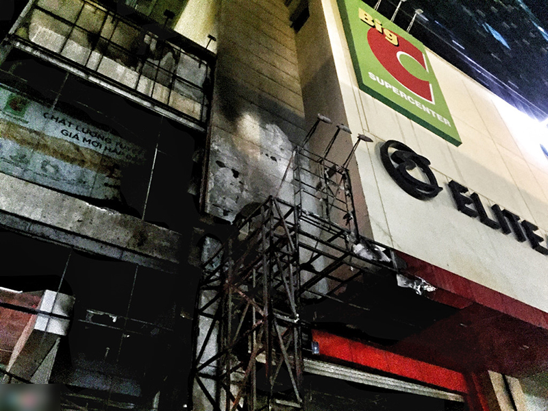 Hiện trường vụ cháy quán trà sữa Royal Tea ở Hồ Gươm Plaza